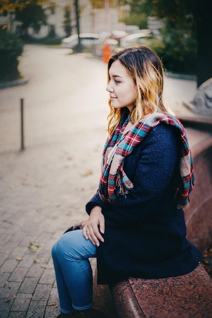 Hermosas mujeres jóvenes en el parque de otoño