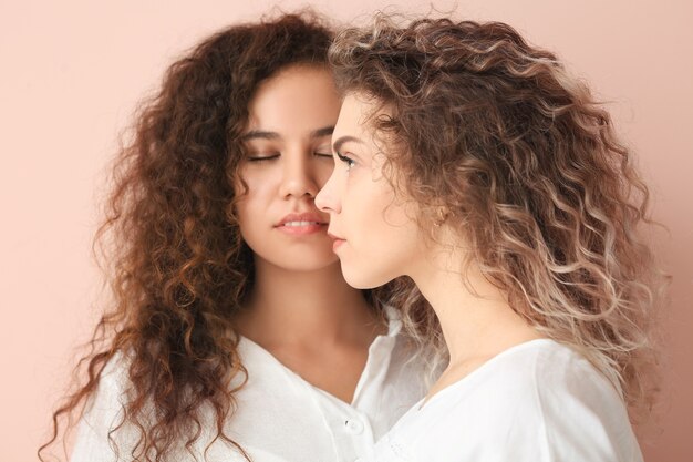 Hermosas mujeres jóvenes sobre fondo de color