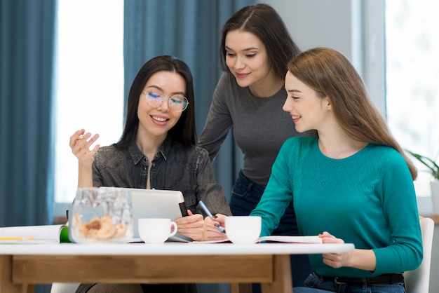 Foto hermosas mujeres jóvenes trabajando juntas