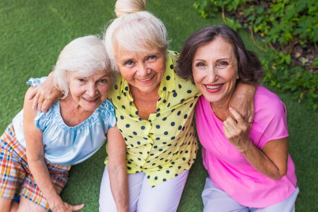 Hermosas mujeres mayores relajante en casa en el jardín