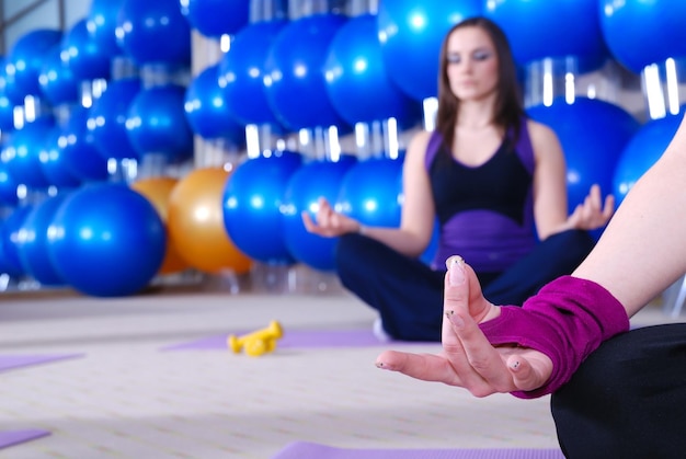 Foto hermosas mujeres meditando