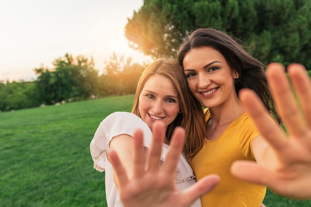 Hermosas mujeres sonriendo y divirtiéndose en el parque.