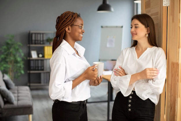 Hermosas mujeres trabajando juntas en una empresa de nueva creación