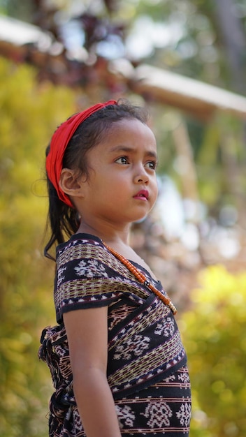 hermosas mujeres vestidas con ropa tradicional de la isla sabu Indonesia