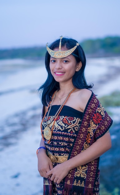 hermosas mujeres vestidas con ropa tradicional de la isla sabu Indonesia