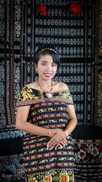 hermosas mujeres vestidas con ropa tradicional de la isla sabu Indonesia