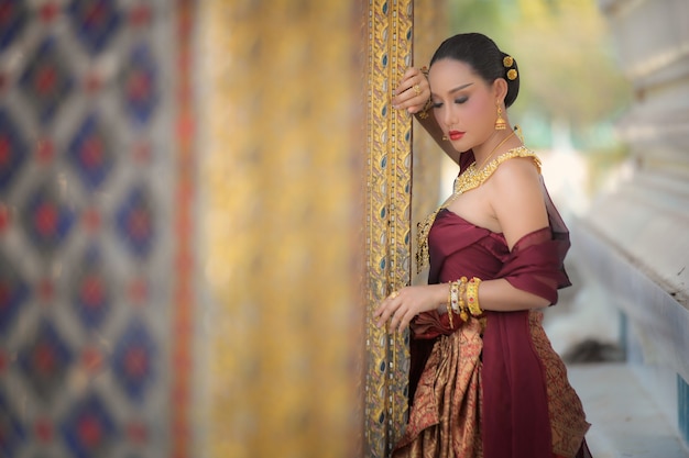 Hermosas mujeres vestidas con vestidos tradicionales tailandeses, en el templo Phra Khao Phra Nakhon Si, provincia de Ayutthaya, Tailandia