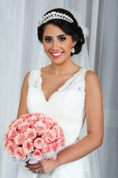 Hermosas mujeres en vestido de novia blanco de moda