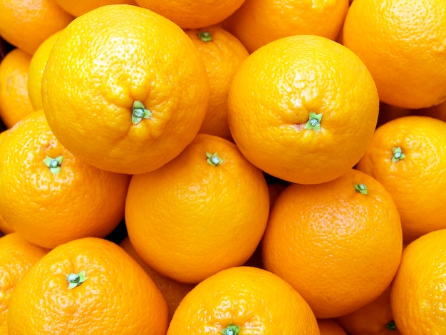 Las hermosas naranjas en un mostrador