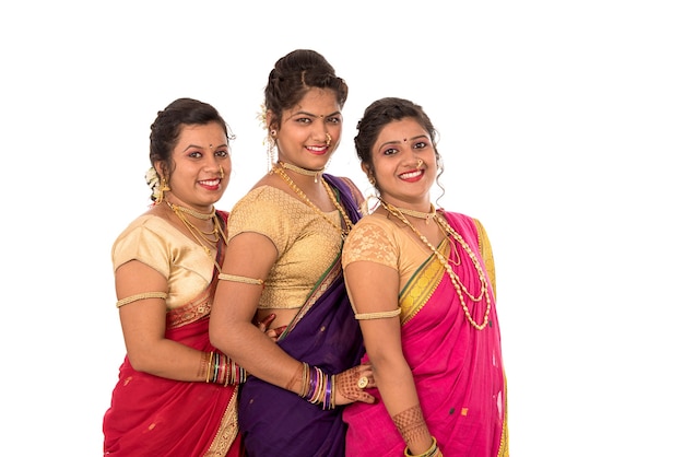 Foto hermosas niñas indias tradicionales en sari posando en blanco