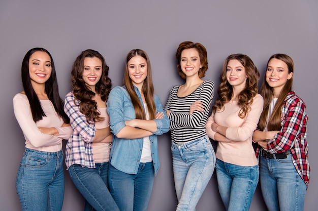 hermosas novias pasando tiempo juntas