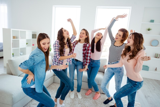 hermosas novias pasando tiempo juntas