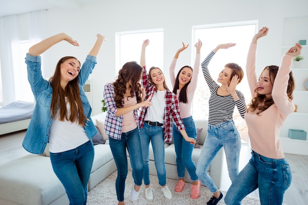 hermosas novias pasando tiempo juntas