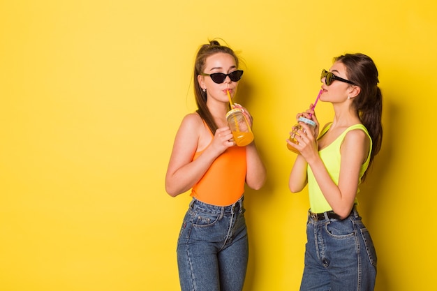 hermosas novias posando juntos con gafas de sol