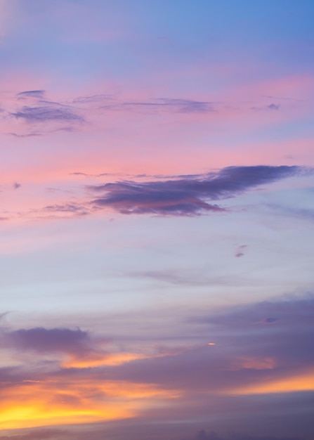 Hermosas nubes al atardecer, los colores del fondo de la naturaleza del cielo pastel