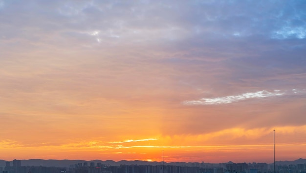 Hermosas nubes al atardecer en verano