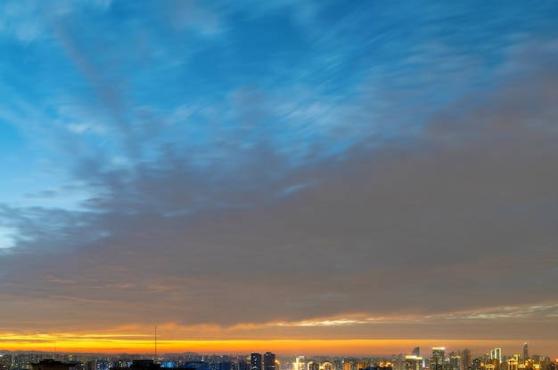 Hermosas nubes al atardecer en verano