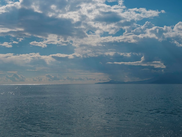 Hermosas nubes y asombrosa vista al mar.