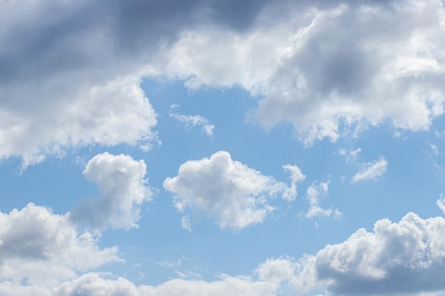 Hermosas nubes azules en el cielo Fondo de cielo azul