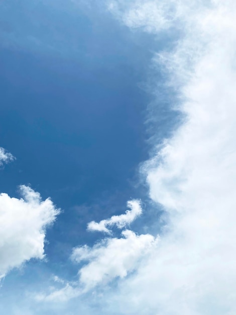 Hermosas nubes azules en el cielo