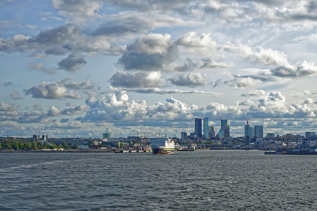 Hermosas nubes y barcos en la ciudad Tallinn Estonia