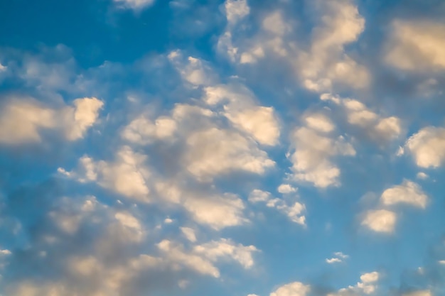 Hermosas nubes blancas al atardecer en la naturaleza