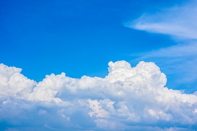 Hermosas nubes blancas en un cielo azul brillante en un cálido día de verano.