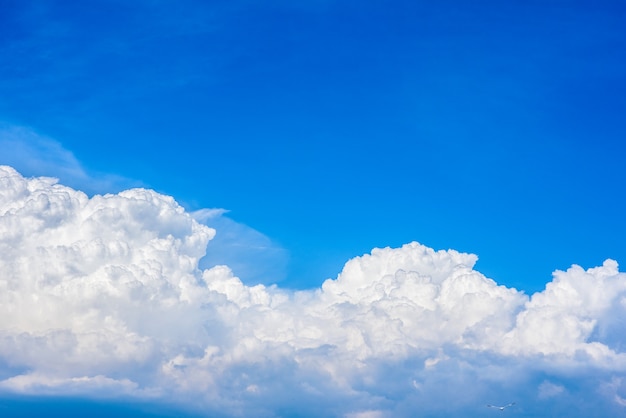 Hermosas nubes blancas en un cielo azul brillante en un cálido día de verano