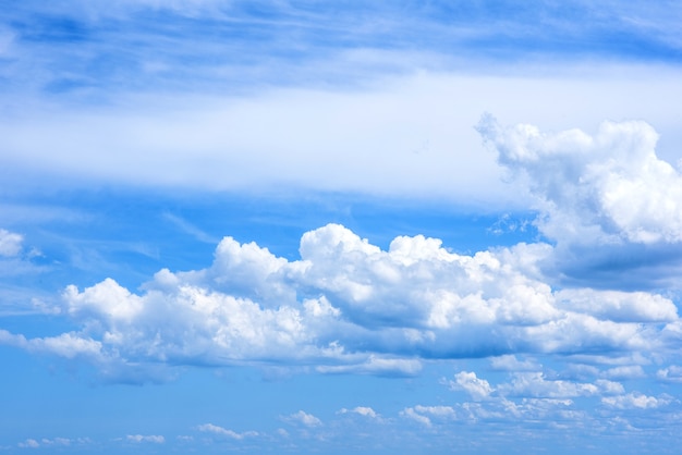 Hermosas nubes blancas en un cielo azul brillante.