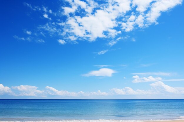Hermosas nubes blancas en el cielo azul y el mar o el océano