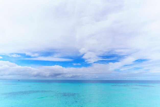 Hermosas nubes blancas, cielo azul y mar turquesa cristalino en la isla tropical de Maldivas