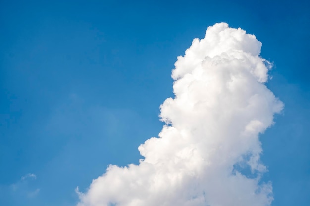 hermosas nubes blancas en el cielo azul perfectas para el fondo