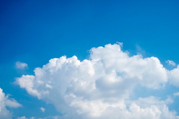 hermosas nubes blancas en el cielo azul perfectas para el fondo