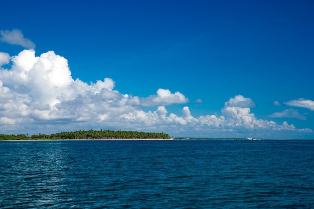 Hermosas nubes blancas en el cielo azul sobre el mar en calma