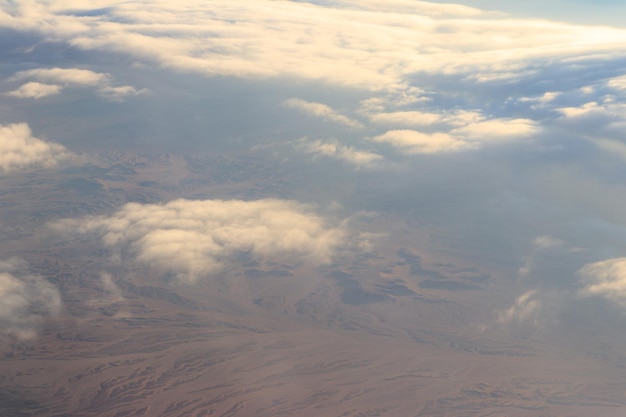 Hermosas nubes blancas en el cielo azul Vista desde el avión