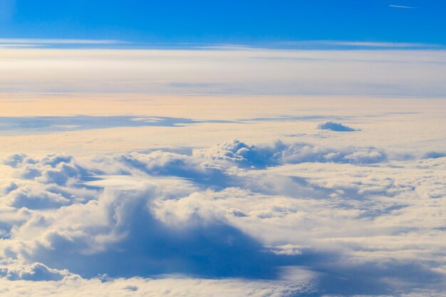 Hermosas nubes blancas en el cielo azul. vista desde avion