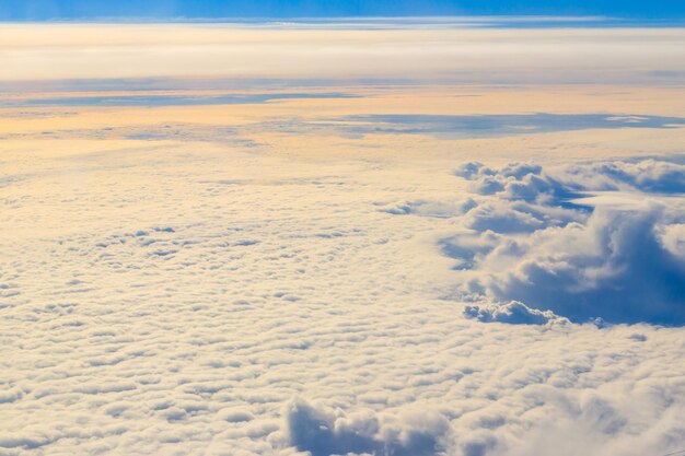Hermosas nubes blancas en el cielo azul Vista desde el avión
