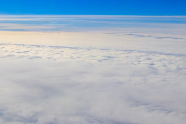 Hermosas nubes blancas en el cielo azul Vista desde el avión