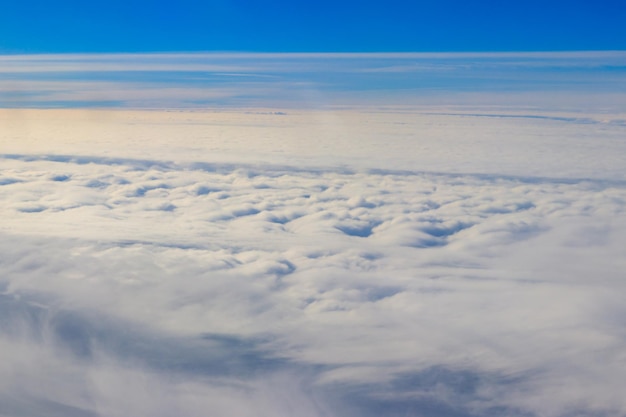 Hermosas nubes blancas en el cielo azul Vista desde el avión