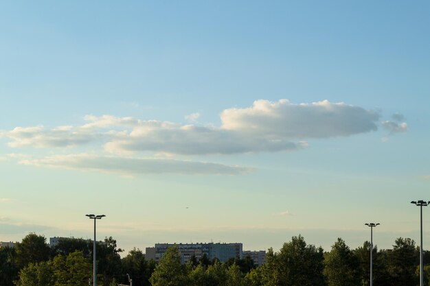 Hermosas nubes blancas en el cielo azul