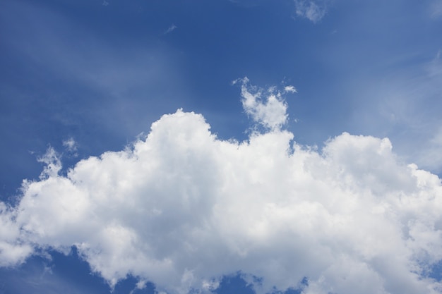 Hermosas nubes blancas en un cielo azul.