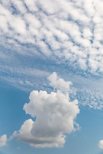 Foto hermosas nubes blancas contra el cielo azul