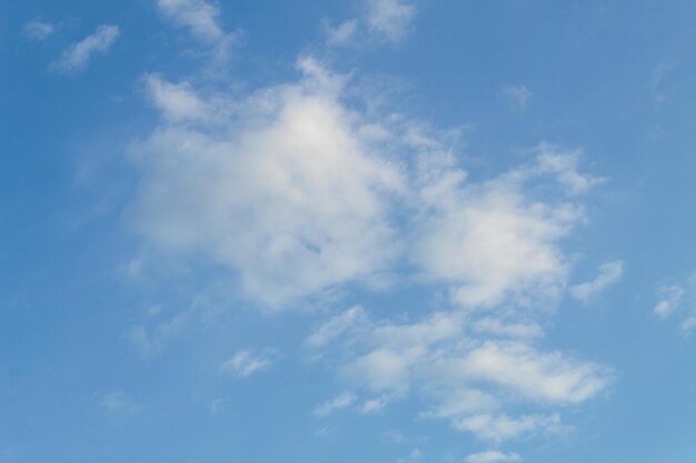 Hermosas nubes blancas contra el cielo azul