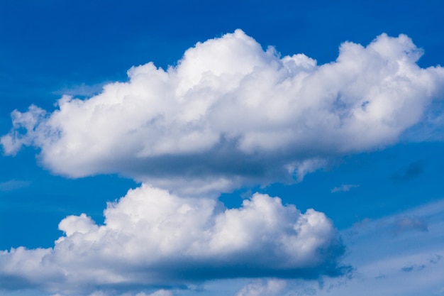 Hermosas nubes blancas contra el cielo azul