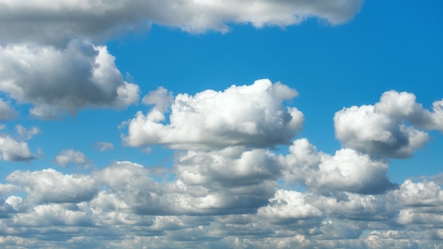 Hermosas nubes blancas flotando en el cielo azul para el concepto de fondos