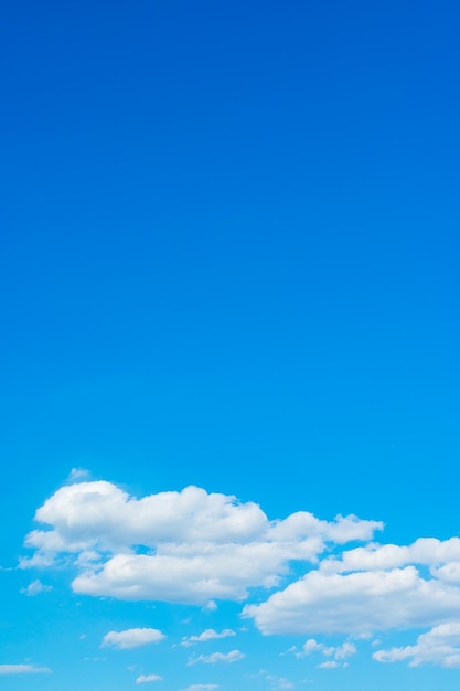 Hermosas nubes blancas en el gradiente vertical del cielo de azul a azul