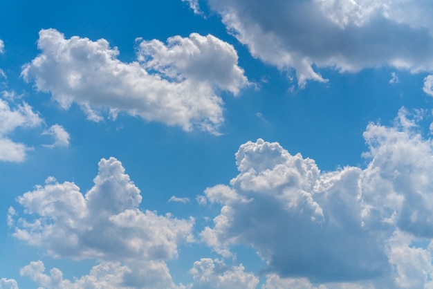 Hermosas nubes blancas sobre un fondo azul brillante