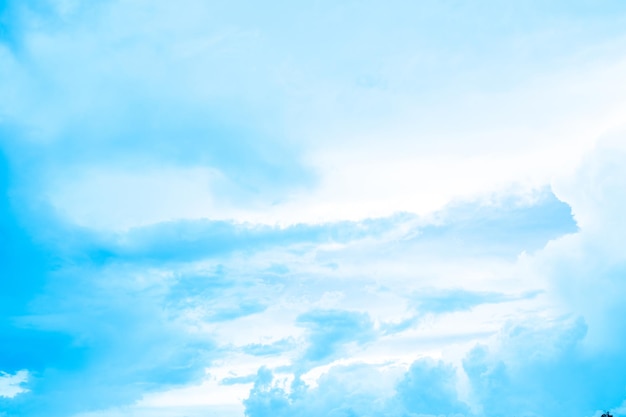 Hermosas nubes blancas suaves en el cielo azul perfectas para la temporada de lluvias