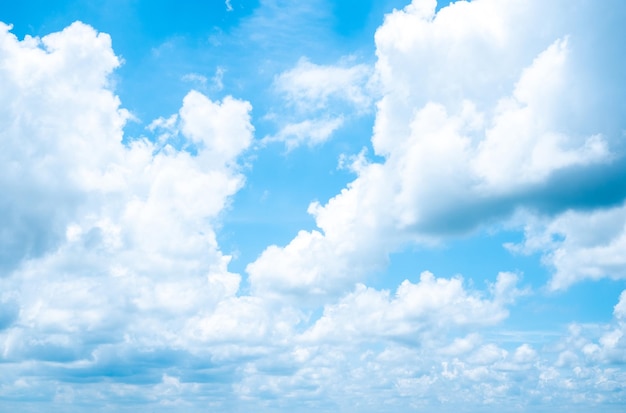 Hermosas nubes blancas suaves en el cielo azul perfectas para la temporada de lluvias