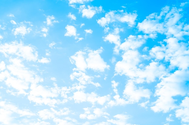 Hermosas nubes blancas suaves en el cielo azul perfectas para la temporada de lluvias